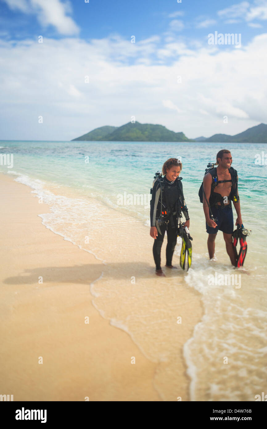 Taucher am tropischen Strand zu Fuß Stockfoto