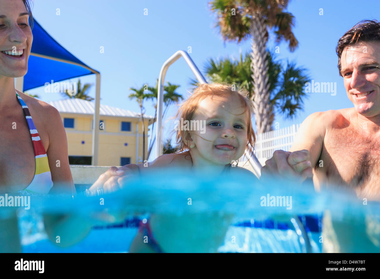 Eltern mit Kleinkind im Pool schwimmen Stockfoto