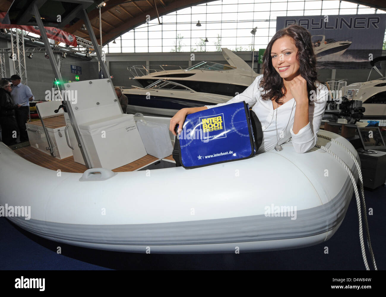 Ein Modell lächelt auf Schlauchboot OPN 610 eine Vorschau für den  Wassersport Interboot Messe in Friedrichshafen, Deutschland, 17. September  2010. Rund 528 Aussteller aus 25 Ländern präsentieren ihre Neuheiten  Wassersport vom 18.