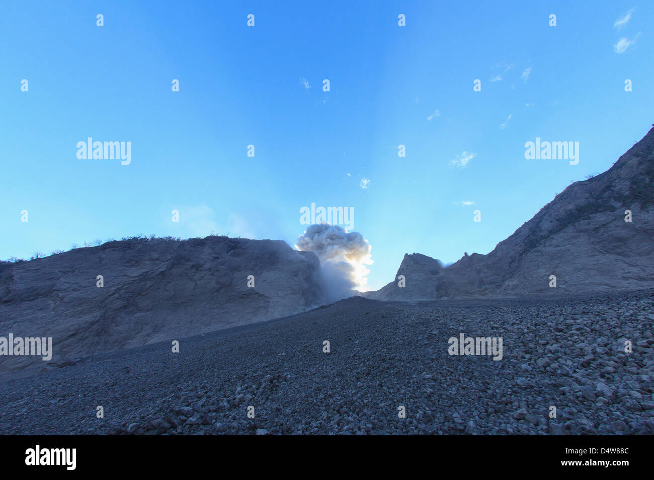 Dampf aus Felsformation Stockfoto