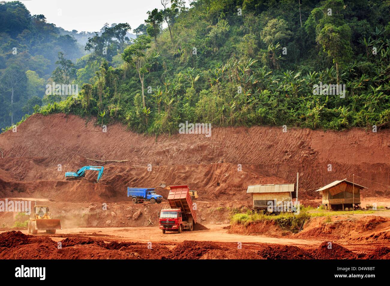 14. März 2013 - Boten, Oudomxay, arbeitet ein Parkplatz gebaut, um Verkehr aus China am Ende des Highway 13 in der Sonderwirtschaftszone Boten Platz für Laos - Baumaschinen. Das SEZ ist in Laos unmittelbar südlich der Lao-chinesischen Grenze. Zum chinesischen Enklave, aber viele Unternehmen Kampf geworden weil ihre waren zu teuer für lokale Lao zu erwerben sind. Lao-Unternehmen auf dem Gelände, Salz Verdampfung Fabriken, müssen nach Abschluss des Parkplatzes zu verlagern. Einige der Hotels und Casinos in der Gegend waren gezwungen, in der Nähe von der chinesischen gove Stockfoto