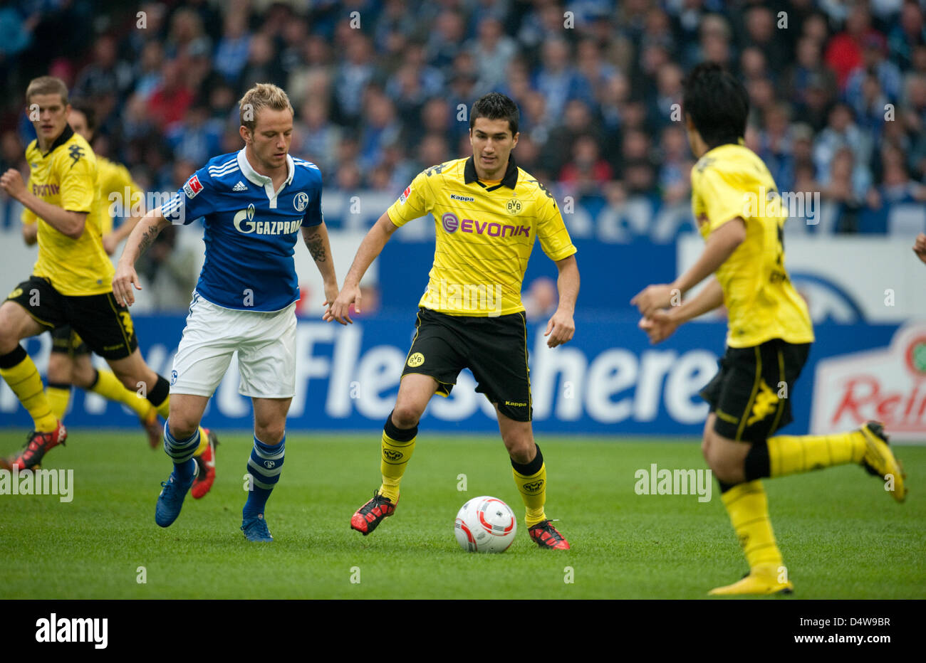 Dortmund Nuri Sahin (R) und Schalke Ivan Rakitic Kampf um den Ball beim deutschen Fußball-Bundesliga match FC Schalke 04 gegen Borussia Dortmund in der Veltins Arena in Gelsenkirchen, Deutschland, 19. September 2010. Foto: Bernd Thissen Stockfoto