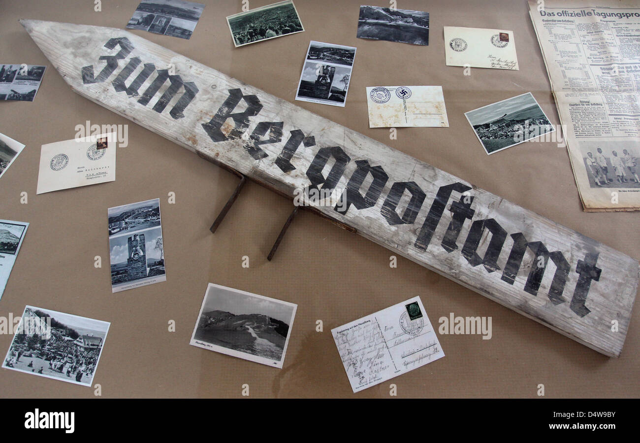 Ein Historischer Wegweiser aus NS-Zeit Vom Hesselberg Mit der Aufschrift "Zum Bergpostamt" ist bin Dienstag (21.09.2010) Im Kunsthaus in Nürnberg (Mittelfranken) sind der Ausstellung "Der Hesselberg - Ein"Heiliger"Ort der so" Zu Sehen. Auf Dem Hesselberg in Mittelfranken Versammelten Sich von 1933 Bis 1939 Periodenhäufigkeit Rund 100 000 Einwohner Menschen Zum "Frankentag". Ausstellung Widm sterben Stockfoto