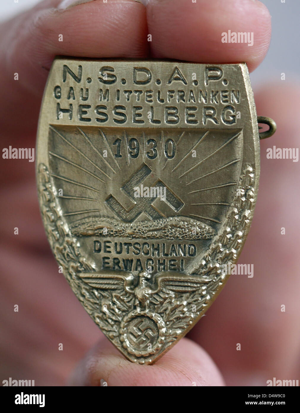 Ein Anstecker aus NS-Zeit Vom Hesselberg ist bin Dienstag (21.09.2010) Im Kunsthaus in Nürnberg (Mittelfranken) sind der Ausstellung "Der Hesselberg - Ein"Heiliger"Ort der so" Zu Sehen. Auf Dem Hesselberg in Mittelfranken Versammelten Sich von 1933 Bis 1939 Periodenhäufigkeit Rund 100 000 Einwohner Menschen Zum "Frankentag". Sterben Sie Ausstellung Widmet Sich Sozialversicherungsnummer Kapitel der NS-konzentrierte in Fra Stockfoto