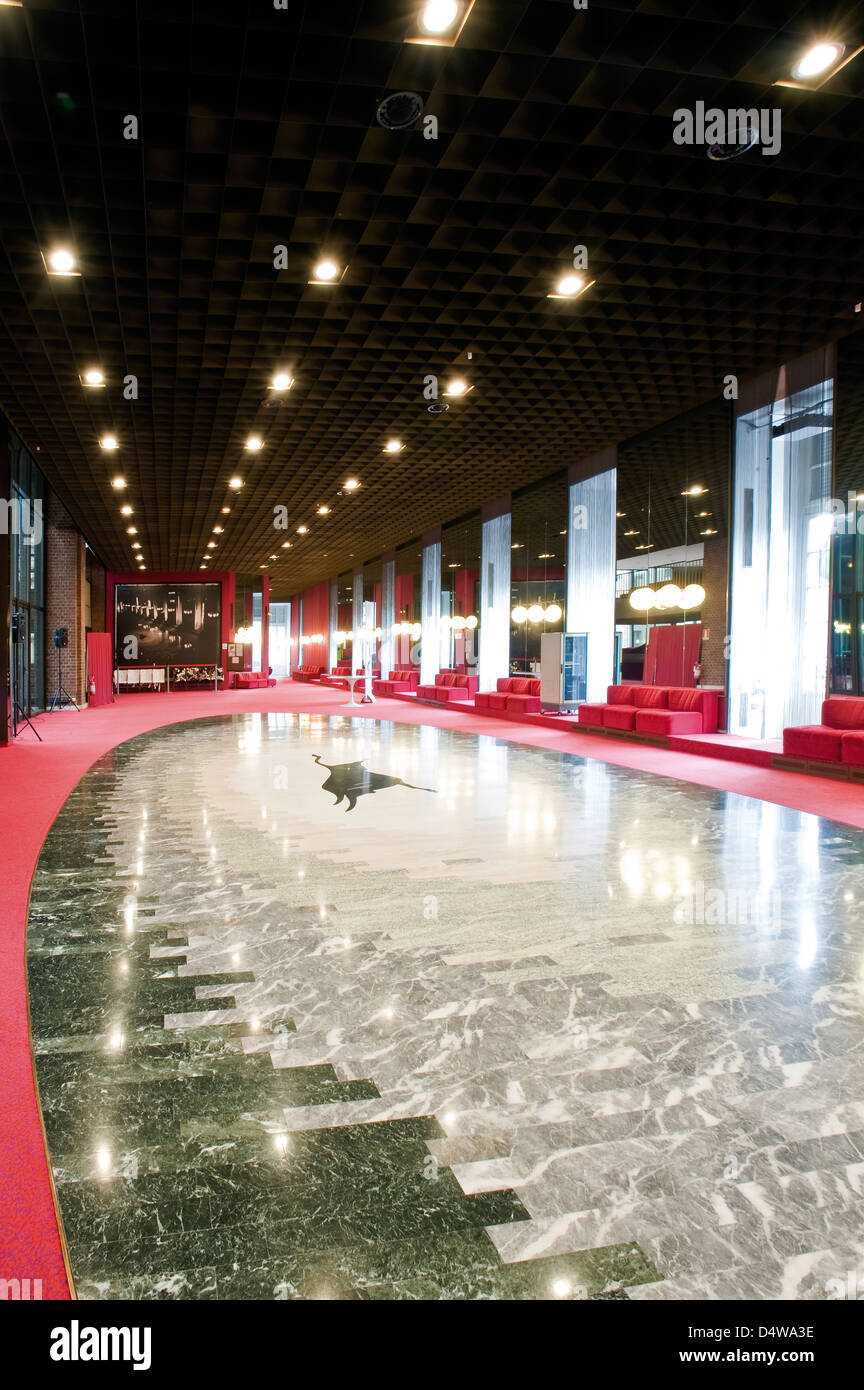 Europa Italien Piemont Turin das Teatro Regio ("Royal Theatre") Architektur von Carlo Mollino Foyer des Toro Stockfoto