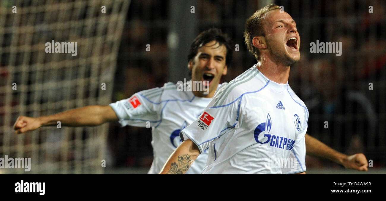 Deutsche Bundesliga findet 5. Tag zu spielen, das Spiel SC Freiburg gegen FC Schalke 04 im Badenova-Stadion in Freiburg, Deutschland, 22. September 2010. Schalke Ivan Rakitic (R) nach seinem 1: 0-Tor mit Raul. Foto: Patrick Seeger Stockfoto