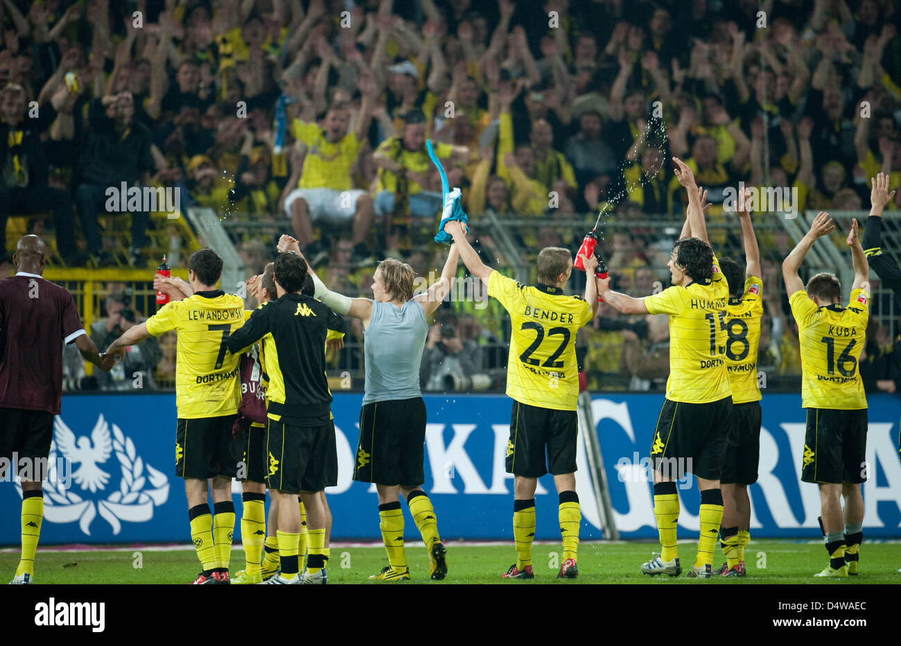 Die Dortmunder Spieler feiern den 4: 0-Sieg mit ihren Fans nach deutschen Bundesliga-Spiel Borussia Dortmund gegen 1. FC Kaiserslautern im Signal-Iduna Stadion in Dortmund, Deutschland, 22. September 2010. Foto: Bernd Thissen Stockfoto