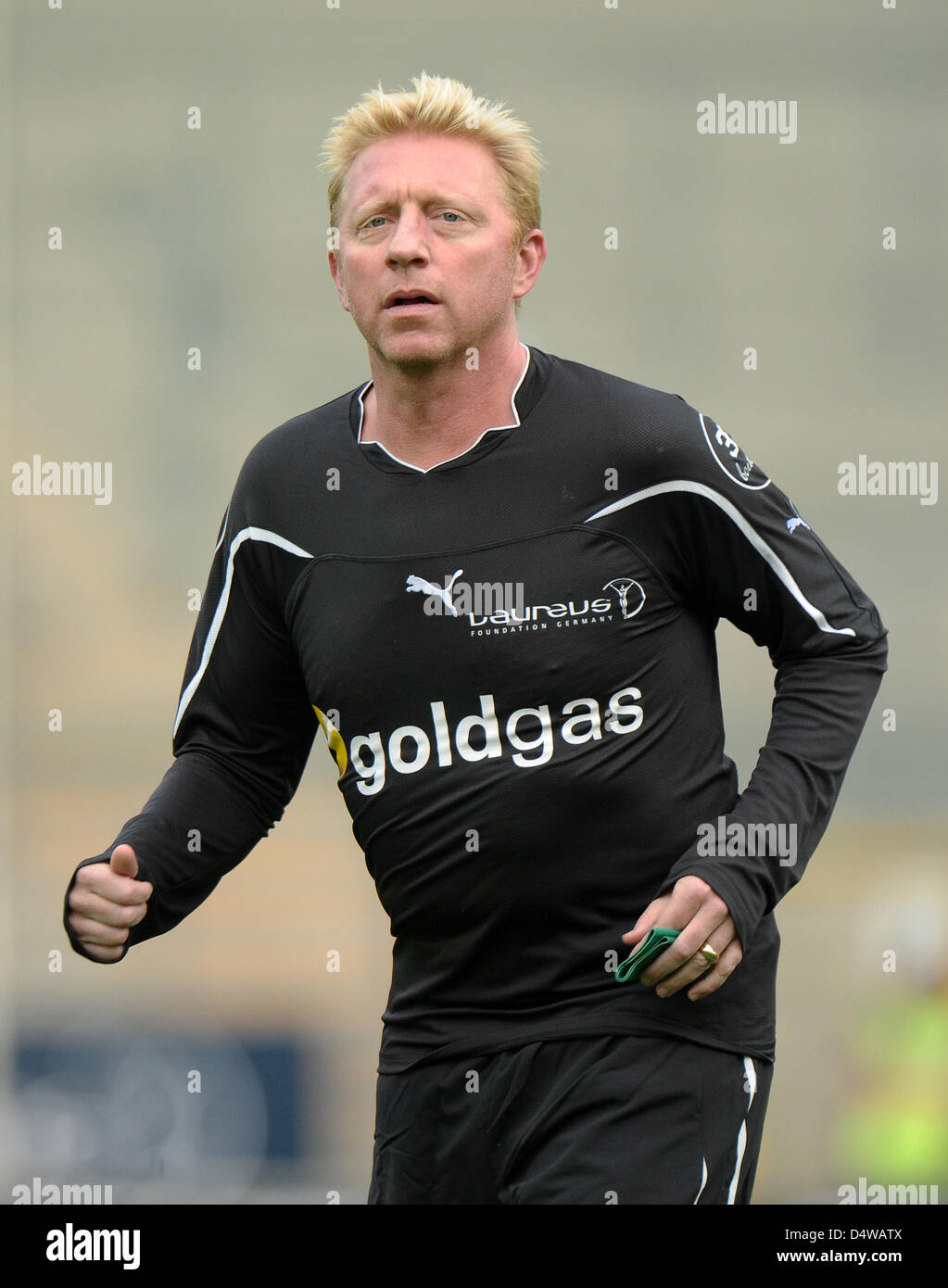 Ehemaliger Tennis-Superstar Boris Becker "Laureus Allstars" erwärmt sich während einer Laureus Benefizspiel im Carl-Benz-Stadion in Mannheim, Deutschland, 23. September 2010. Das Spiel wurde zugunsten der Laureus Sport for Good Foundation gegründet. Foto: Ronald Wittek Stockfoto