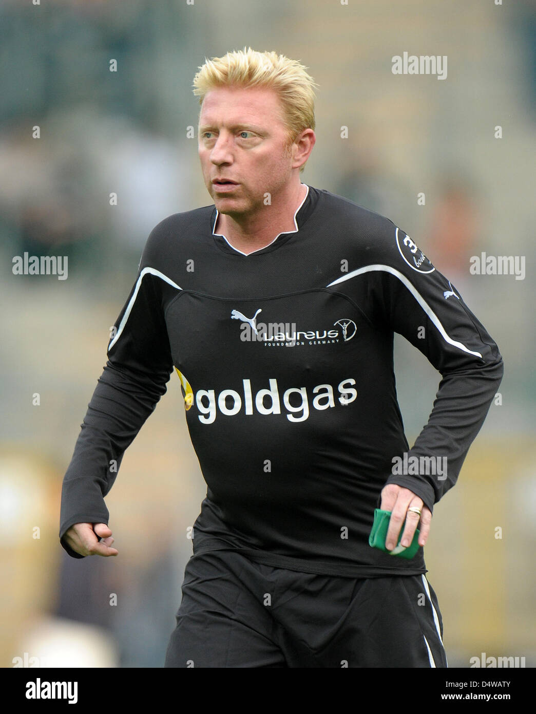 Ehemaliger Tennis-Superstar Boris Becker "Laureus Allstars" erwärmt sich während einer Laureus Benefizspiel im Carl-Benz-Stadion in Mannheim, Deutschland, 23. September 2010. Das Spiel wurde zugunsten der Laureus Sport for Good Foundation gegründet. Foto: Ronald Wittek Stockfoto