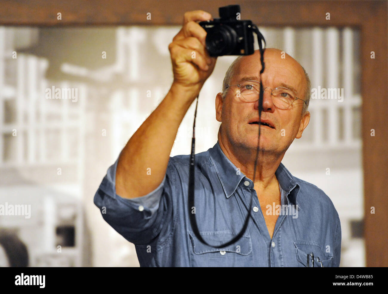 Deutscher Fotograf Peter Lindbergh Im Rahmen Einer Pressekonferenz Uber Seine Ausstellung Stellt Peter Lindbergh Auf Der Strasse In Berlin Deutschland 24 September 10 Seine Werke Sind Auf Dem Display An C O International