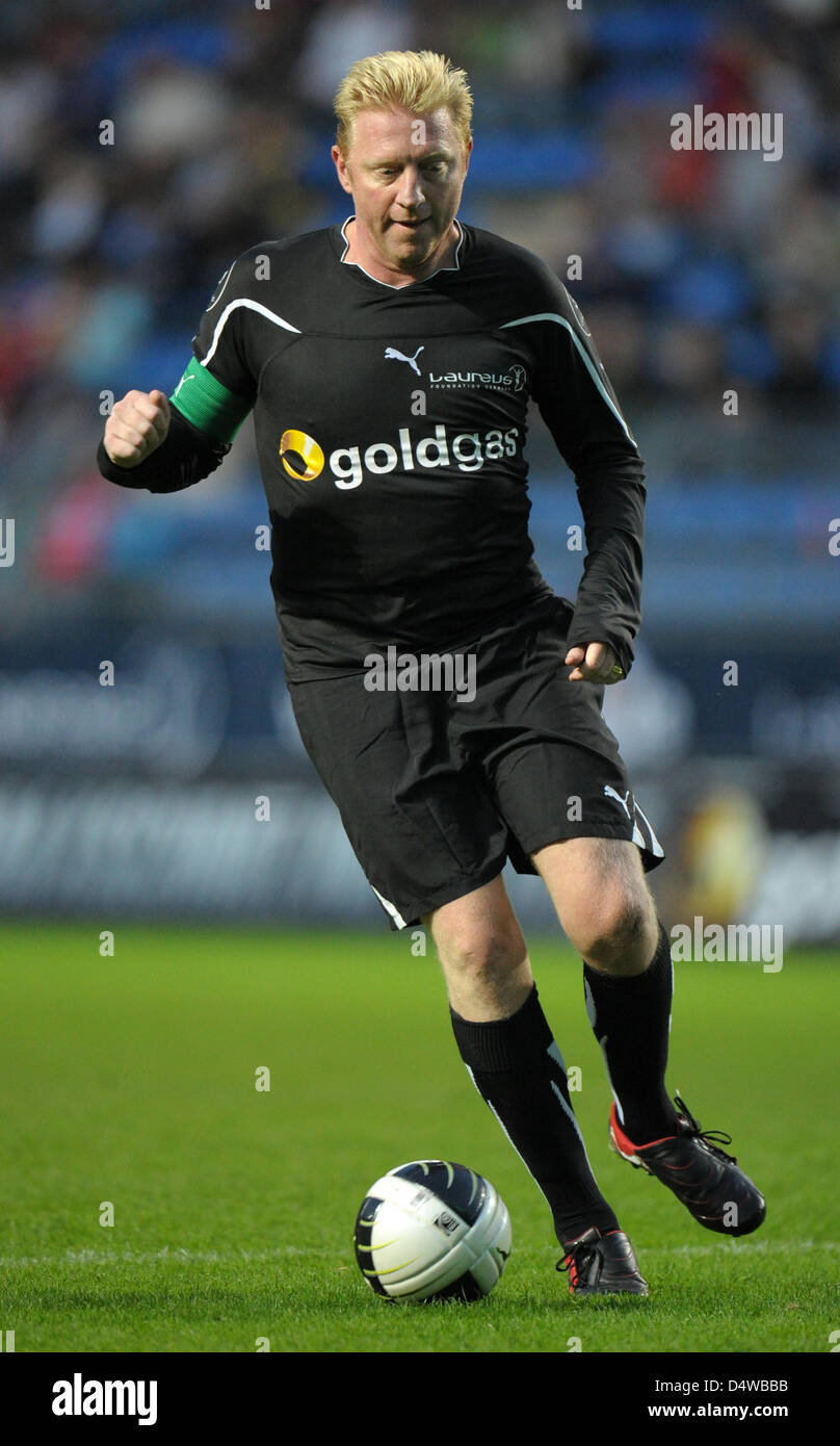 Ehemaliger deutscher Tennis pro Boris Becker in einem gemeinnützigen Fußballspiel beteiligt sich organisiert von der Laureus Sport for Good Foundation an der Carl-Benz-Stadion in Mannheim, Deutschland, 23. September 2010. Foto: Ronald Wittek Stockfoto