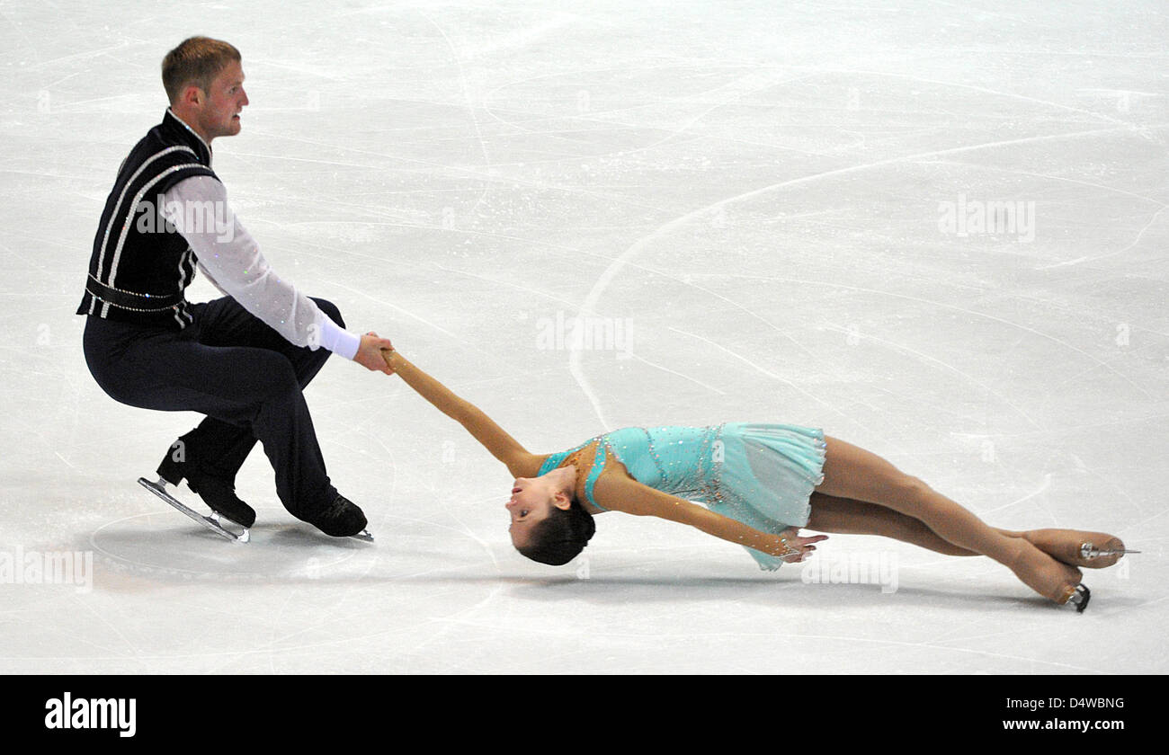 Vera Bazarova und Yuri Larionov tanzen ihre Kür während des Paares Wettbewerb in Oberstdorf, Deutschland, 24. September 2010. Die Nebelhorn Trophy findet bis 25 September und ist der erste große Wettbewerb der neuen Saison. Foto: Stefan Puchner Stockfoto