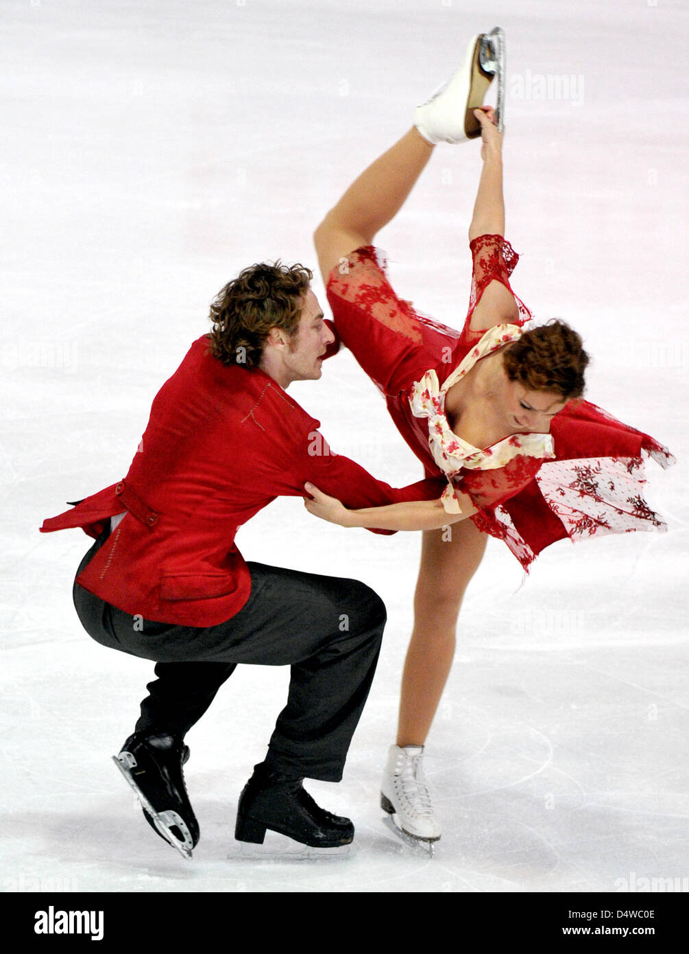 Natalie Pechalat und Fabian Bourzat aus Frankreich führen während der Freestyle-Wettbewerb bei der Nebelhorn Trophy in Oberstdorf, Deutschland, 25. September 2010. Sie gewann das Paar. Foto: Stefan Puchner Stockfoto