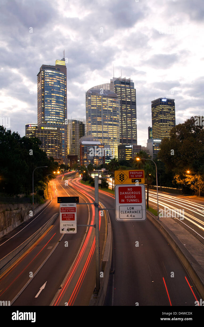 Sonnenuntergang über Sydney zentraler Geschäftsbezirk mit Pendlerverkehr auf Schnellstraße Sydney New South Wales Australien Stockfoto