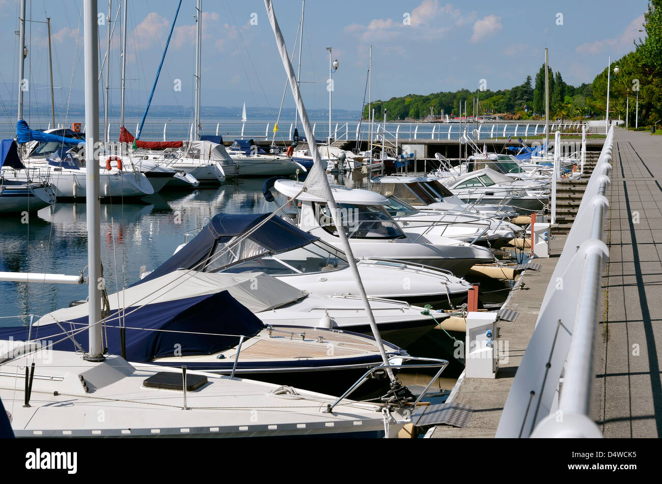 Hafen von Thonon-Les-Bains am Ufer des Genfer Sees im Osten Frankreichs, Gemeinde im Département Haute-Savoie Stockfoto