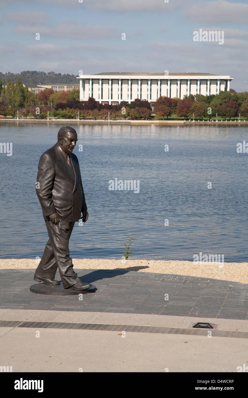 Bronze-Skulptur des ehemaligen Premierminister Sir Robert Menzies vor der nationalen Bibliothek von Australien Canberra Stockfoto