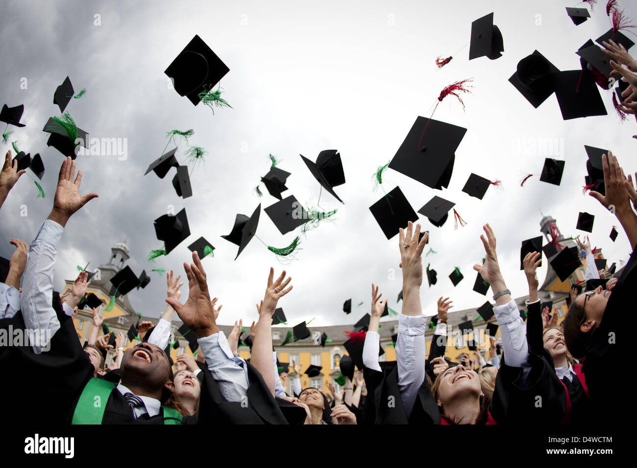 Ein Datei-Bild, aufgenommen am 18. Juli 2009 zeigt Doktoranden der Universität Bonn, die ihren Talar werfen in der Luft vor dem Universitätsgebäude in Bonn, Deutschland. Nie gab es mehr Studienanfänger in Nordrhein-Westfalen als dieses Wintersemesters statt. Foto: Rolf Vennenbernd Stockfoto