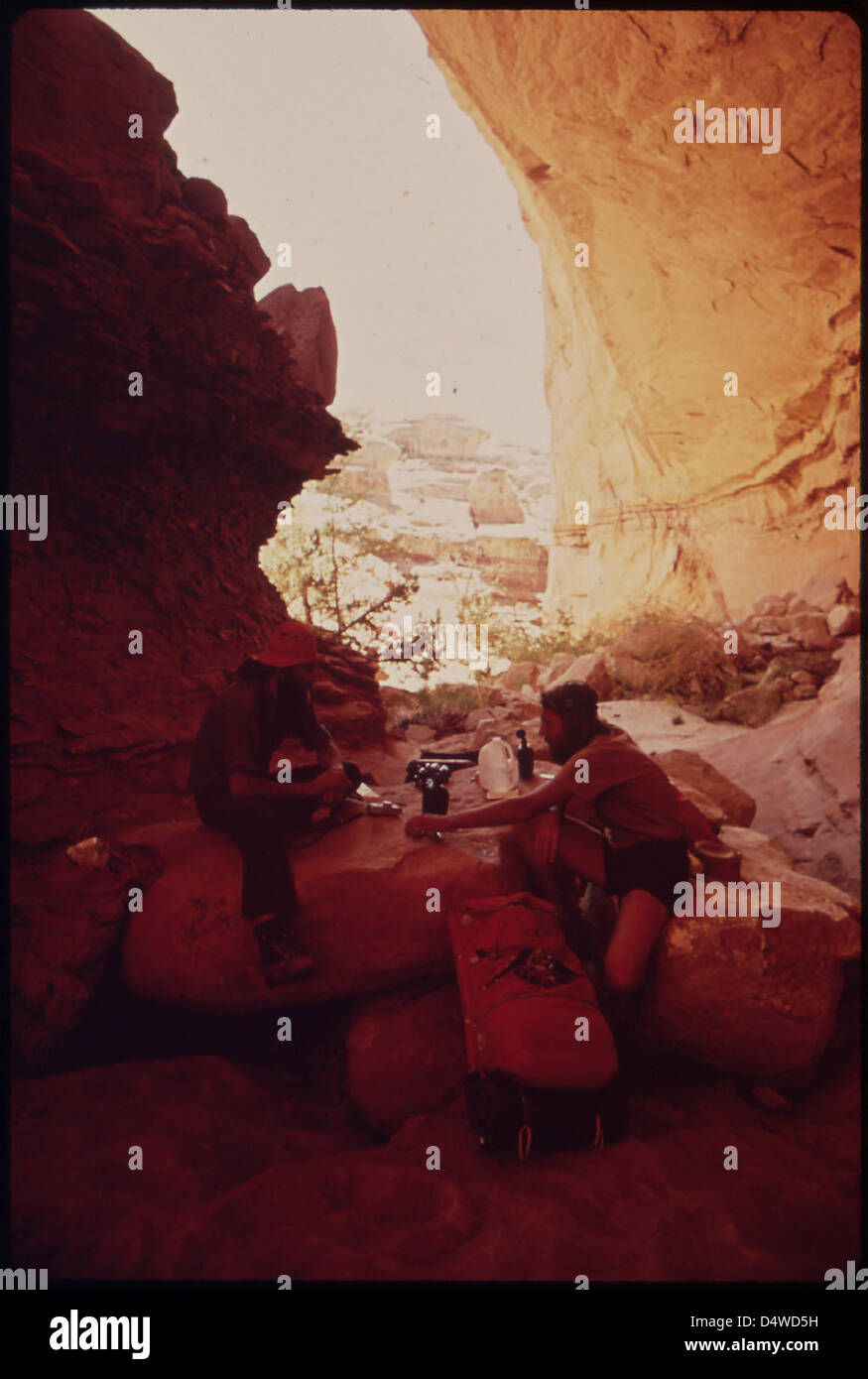 Während einer einwöchigen Wanderung durch das Labyrinth, eine abgelegen und robuste Region im Herzen der Canyonlands, genießen Steve Miller und Glen Denny einen Lunch Stop in einem tiefen, schattigen Canyon, 05/1972 Stockfoto