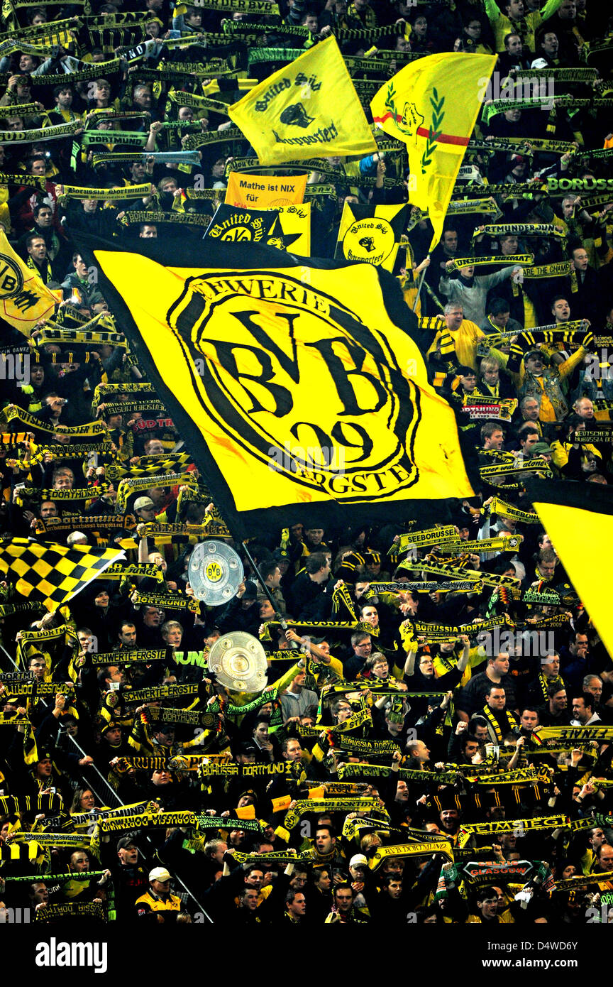 Dortmund-Fans feiern beim deutschen Bundesliga-Spiel Borussia Dortmund V Hamburger SV im Signal-Iduna-Park Stadion in Dortmund, Deutschland, 12. November 2010. Dortmund gewann das Spiel mit 2: 0. Foto: Julian Stratenschulte Stockfoto