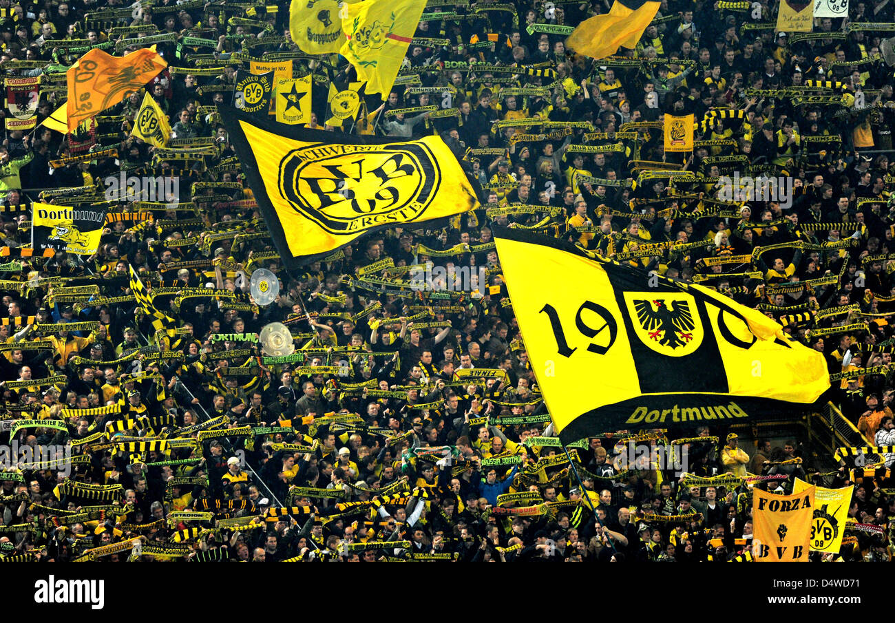 Dortmund-Fans feiern beim deutschen Bundesliga-Spiel Borussia Dortmund V Hamburger SV im Signal-Iduna-Park Stadion in Dortmund, Deutschland, 12. November 2010. Dortmund gewann das Spiel mit 2: 0. Foto: Julian Stratenschulte Stockfoto