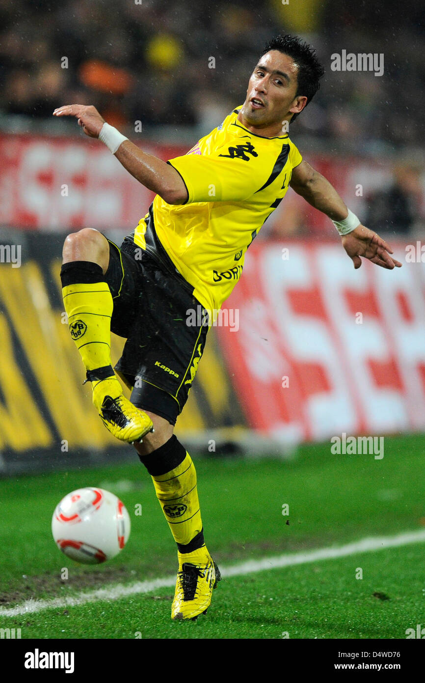 Dortmunds Lucas Barrios bemüht sich beim deutschen Fußball-Bundesliga Borussia Dortmund V Hamburger SV im Signal-Iduna-Park Stadion in Dortmund, Deutschland, 12. November 2010 entsprechen. Dortmund gewann das Spiel mit 2: 0. Foto: Revierfoto Stockfoto