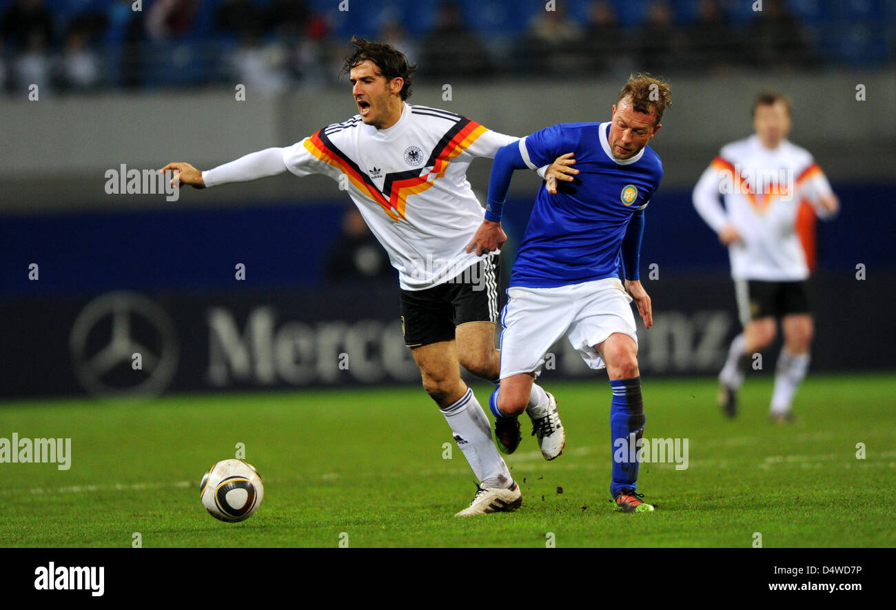 Karl-Heinz Riedle (l) Und Jörg Schwanke, Aufgenommen bin Samstag (20.11.2010) Im Rahmen des "Spiel der Legenden" in der Red Bull Arena in Leipzig. Foto: Thomas Eisenhuth Dpa / Z5326 Stockfoto