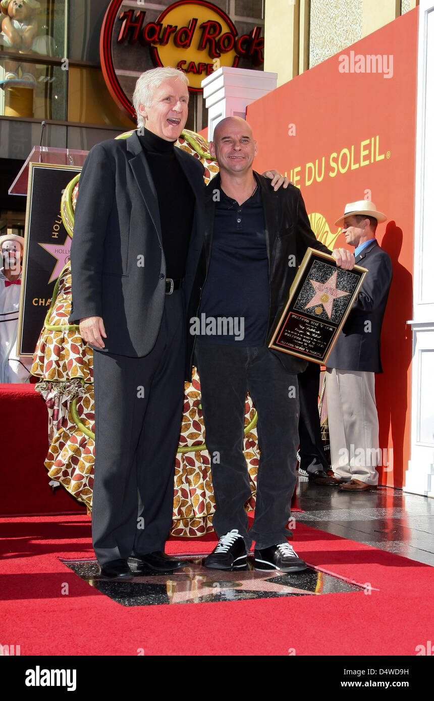 Kanadische Regisseur James Cameron (L) steht mit anderen kanadischen Guy Laliberte (R), Schöpfer des Cirque du Soleil auf Lalibertes Stern während einer Zeremonie zu ehren ihn und Cirque du Soleil, mit einem Stern auf dem Hollywood Walk of Fame in Hollywood, Kalifornien, USA, 22. November 2010. Cirque du Soleil wurde 1984 gegründet und hat 20 einzigartige Produktionen, die von 12 Millionen Menschen weltweit eingesehen werden Stockfoto