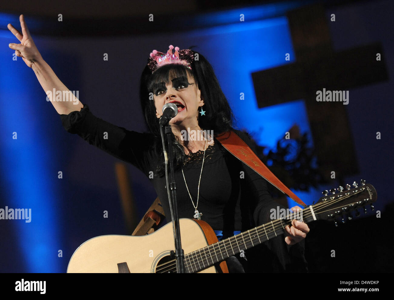Sängerin Nina Hagen tritt in der Gethsemane-Kirche in Berlin, Deutschland, 23. November 2010. Sie präsentierte Lieder von das Gospel-Album "Personal Jesus". Foto: Britta Pedersen Stockfoto