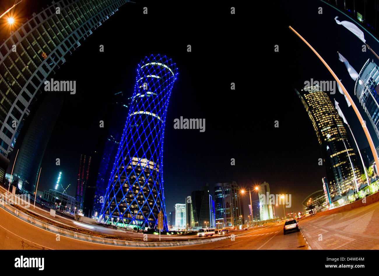 Mittwoch (24.11.2010) bin in Blauem Licht Erstrahlt der "Qipco Turm" in Doha, Katar, Zwischen Weiteren Hochhäusern (Fisheye-Aufnahme). Der Rund 200 Meter hohen Büroturm Im Neuen Hochhausviertel eine der Westbay von Doha Wird Mit Hilfe Eines Beleuchtungskonzeptes, Bei Dem Einzelne, Steuerbare LED-Leuchten Auf Den Knotenpunkten der Gitterstruktur der Außenfassade Angebracht Sind, Sicherheitsbeleuchtung Stockfoto