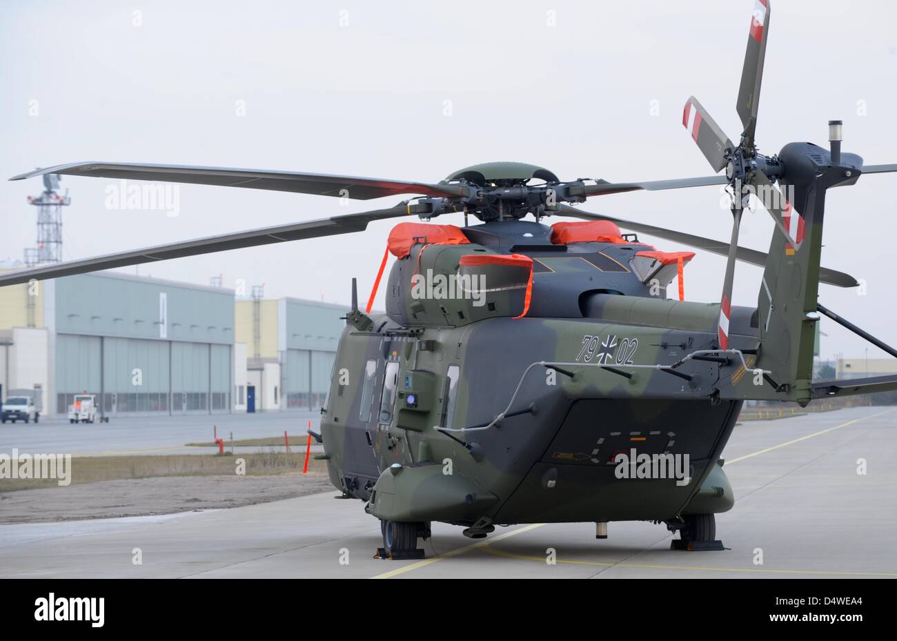 Eine neue Transporthubschrauber NH90 der Bundeswehr (Bundeswehr) steht vor der Bundeswehr neue Hubschrauberhangar in Holzdorf, Deutschland, 25. November 2010. Der Hangar Kosten 4,9 Millionen Euro zu bauen und beherbergt 42 NH90 Hubschrauber. Foto: PETER ENDIG Stockfoto