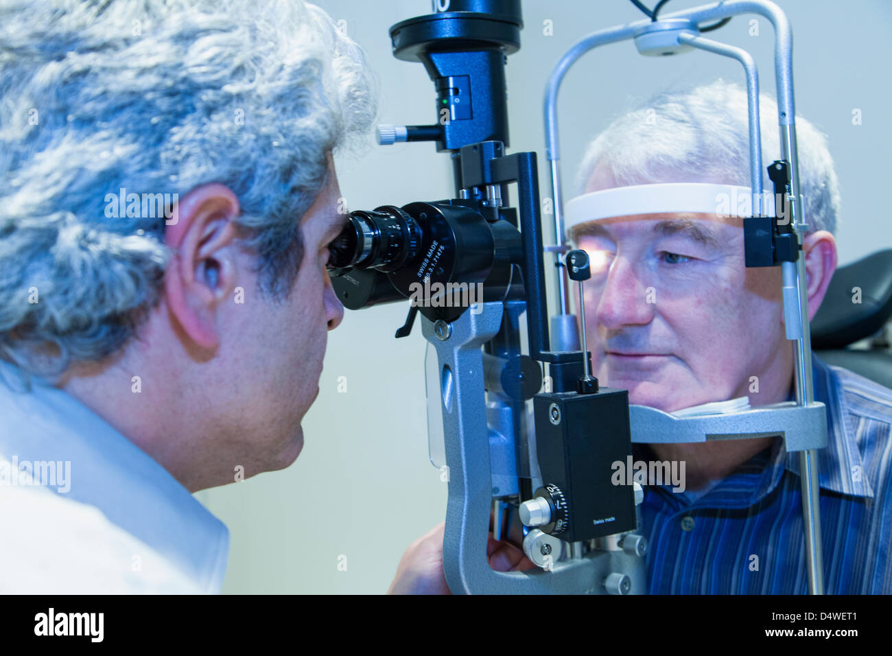 Arzt und Patient Augenuntersuchung Stockfoto