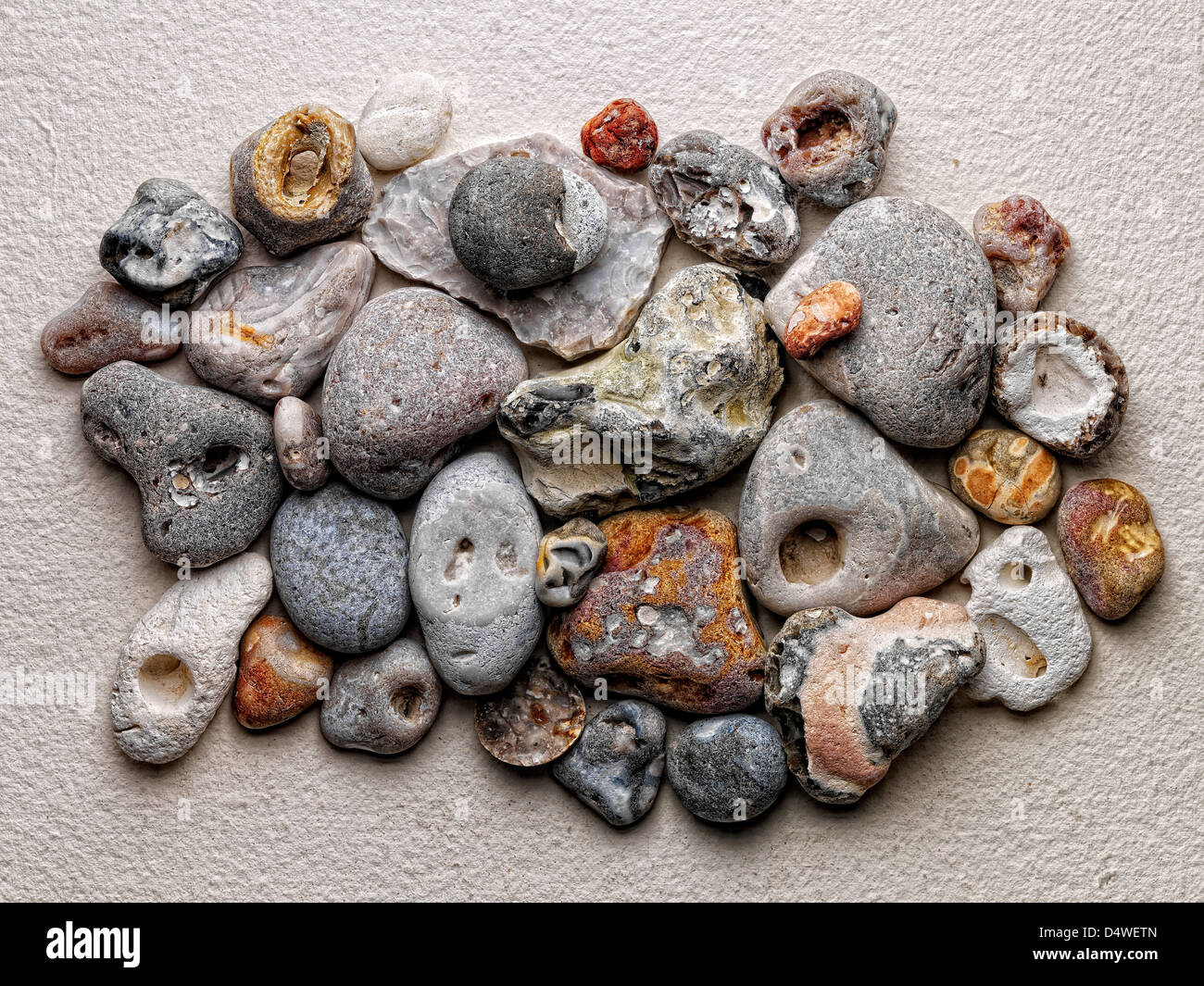 Meer-Steinen auf dem Papier angeordnet Stockfoto