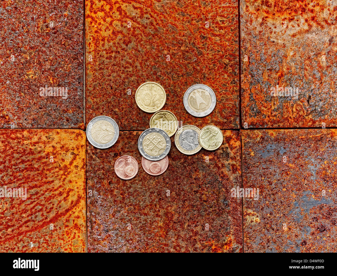 Euro-Münzen auf Ziegelboden Stockfoto