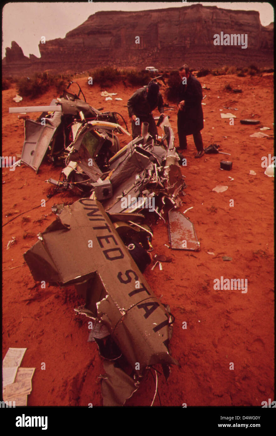 Gezeigt wird das Wrack eines Army Bell 206 JetRanger Hubschraubers, der im Oktober 1972 zur Beseitigung der Ölpest am San Juan River eingesetzt wurde. Der Absturz verdeutlicht die Herausforderungen, die sich aus den Bemühungen um die Sanierung der Umwelt ergeben. Stockfoto