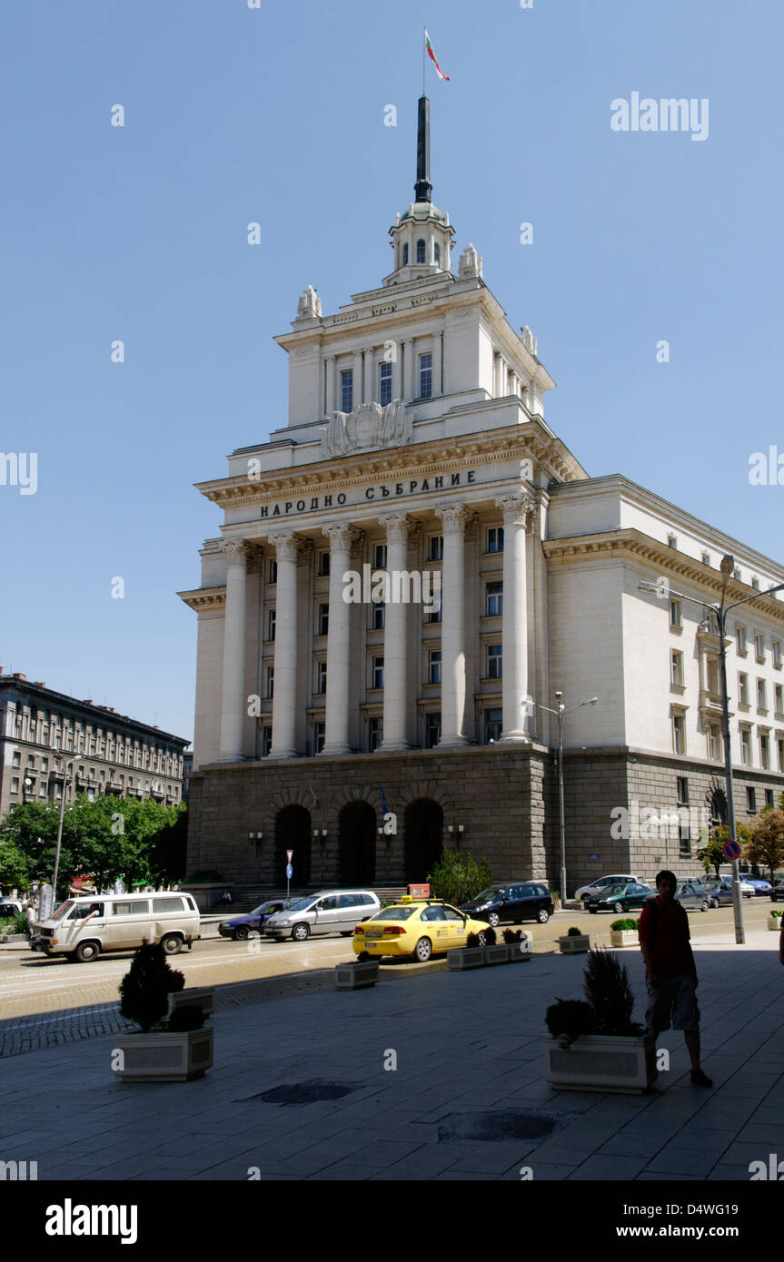 Sofia. Bulgarien. Party Kolonnaden Neo klassische Fassade des Hauses, einst Sitz des bulgarischen kommunistischen Zentralkomitees. Stockfoto