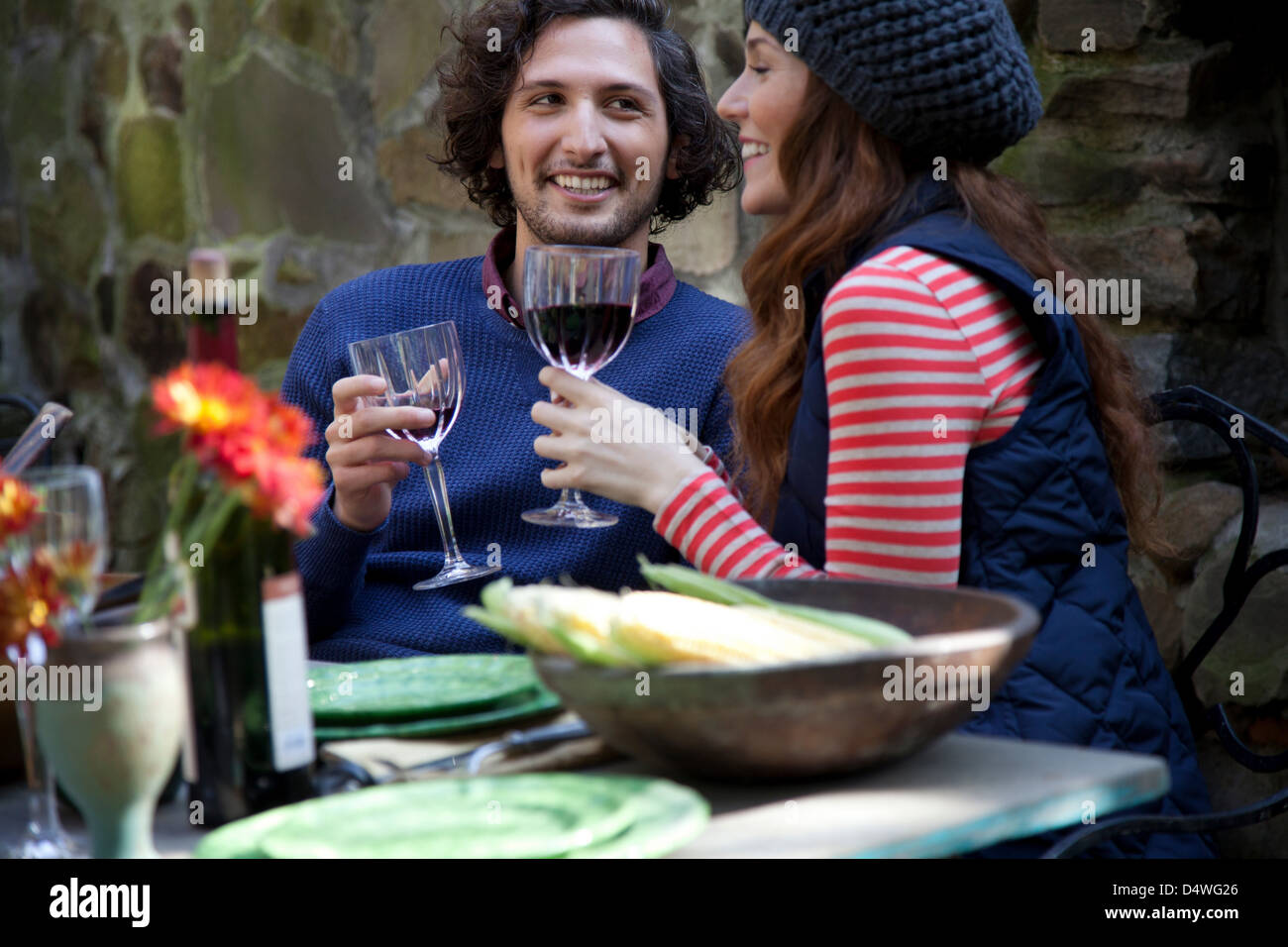 Paar beim Wein zusammen im freien Stockfoto