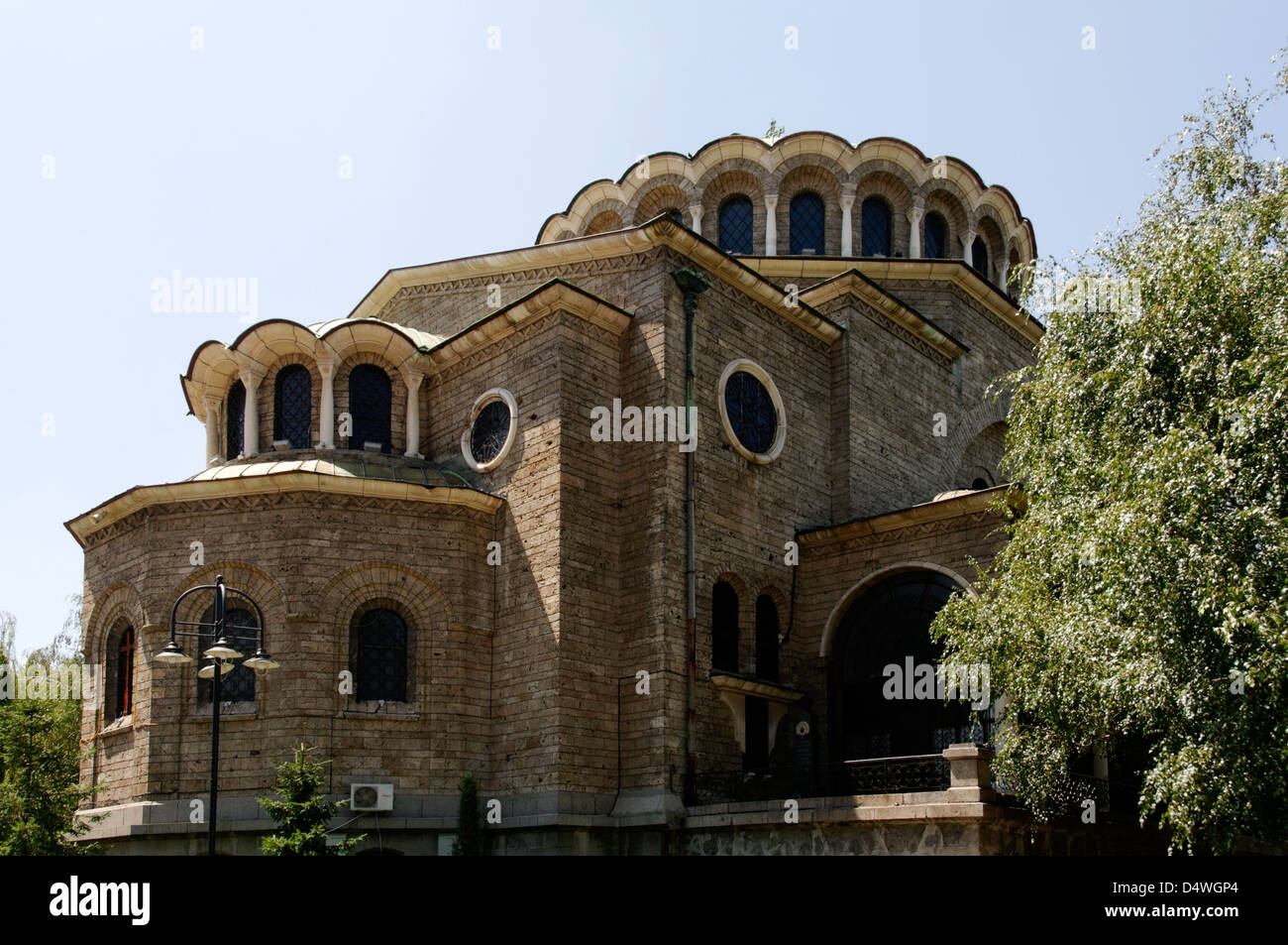Sofia. Bulgarien. Gewölbte Kirche von Sveta Nedelya stammt aus dem Jahr 1886-63 und steht auf den Grundmauern der Kirche aus dem 10. Jahrhundert. Stockfoto
