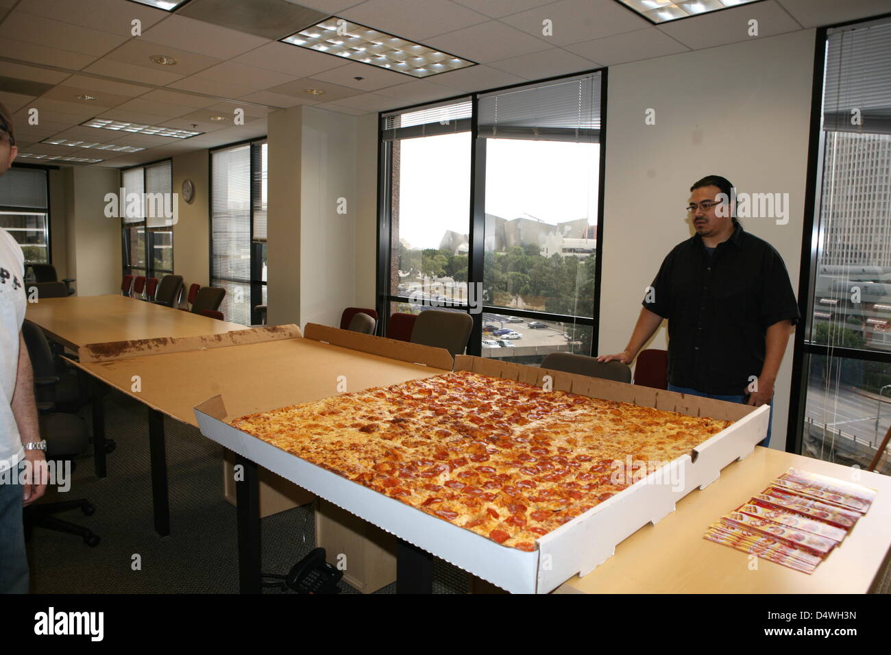 28. Februar 2013, Kalifornien, bekannt gegeben, dass Big Mama und Papas Pizzeria befindet sich in Los Angeles, Kalifornien, hält USA - GUINNESS WORLD RECORDS den Rekord für die größte handelsübliche Pizza in der Welt seit 2010. Die Größe beträgt 1m 37cm 1m 37 cm und kann ca. 50 bis 100 Personen dienen. Um die größte Pizza der Welt bestellen, ist ein 24 Stunden im Voraus erforderlich. Die Guinness-Rekord-Pizza kostet USD 199,99. Restaurant bietet eine Belohnung von 1.000 USD, wenn 7 Leute die 54'' Pizza innerhalb von 2 Stunden beenden kann. (Foto von Big Mama und Papas Pizzeria/Nippon News) Stockfoto