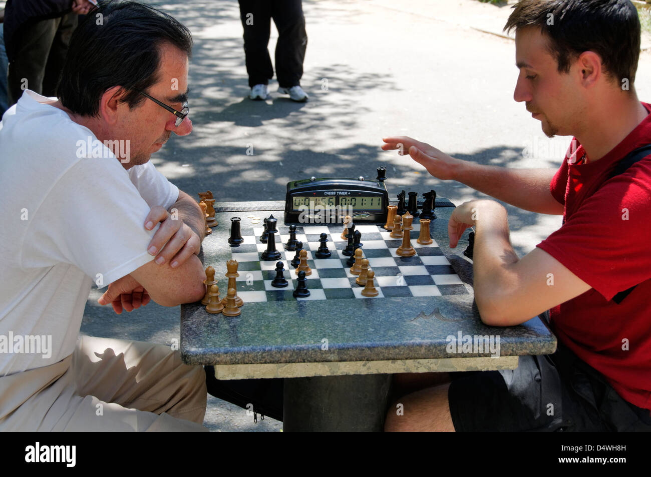 Sofia. Bulgarien. Blick auf ein zwei Männer spielen ein Spiel des Schachs mit einem Timer an der grünen Sofia Stadtgarten. Stockfoto