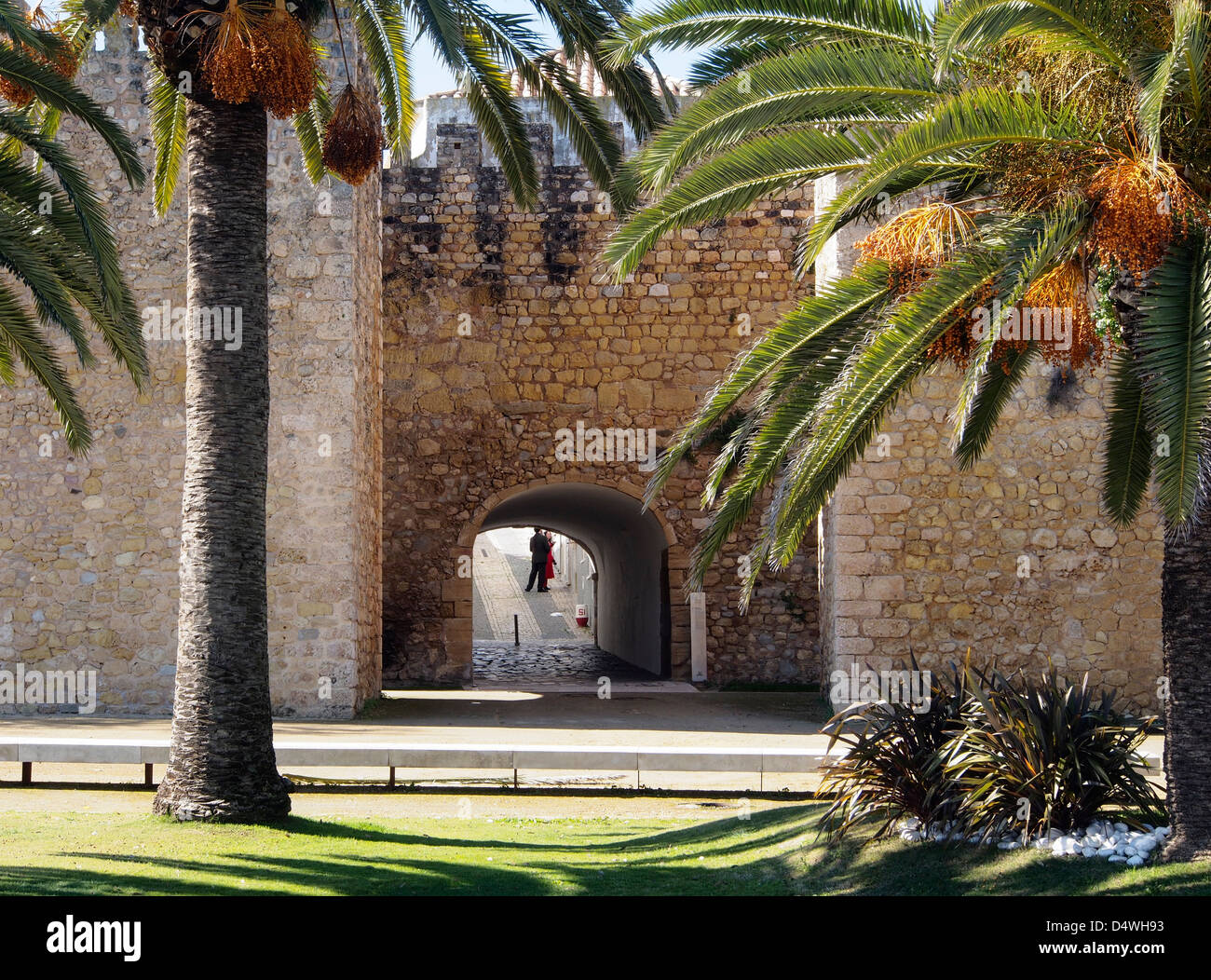 TOR UND TORBOGEN IM OLD CITY WALL LAGOS PORTUGAL Stockfoto