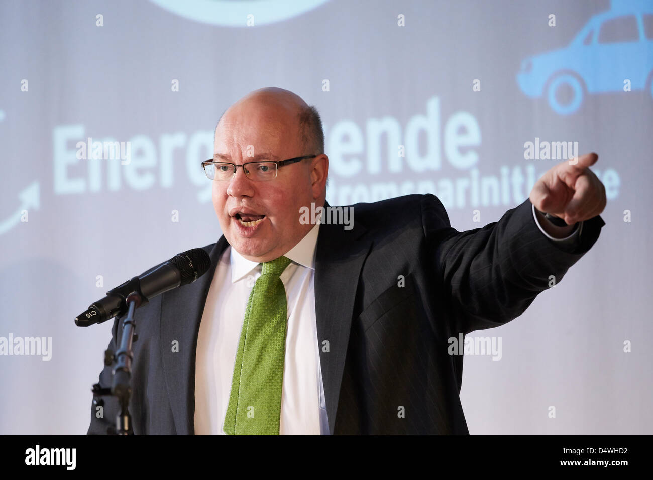 Berlin, 11. März 2013. Bundesumweltminister Peter Altmaier startete die Kampagne "Schule der Flagge für die Energiewende" an die erste Gemeinschaftsschule in Berlin-Mitte. Stockfoto