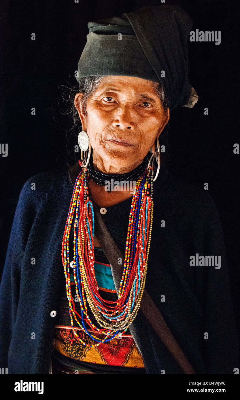 Eine Frau aus Akha-Stammes-Dorf tragen traditionelle Kleidung und Schmuck, in der Nähe von Kyaing Tong Shan-Staat, Birma (Myanmar) Stockfoto