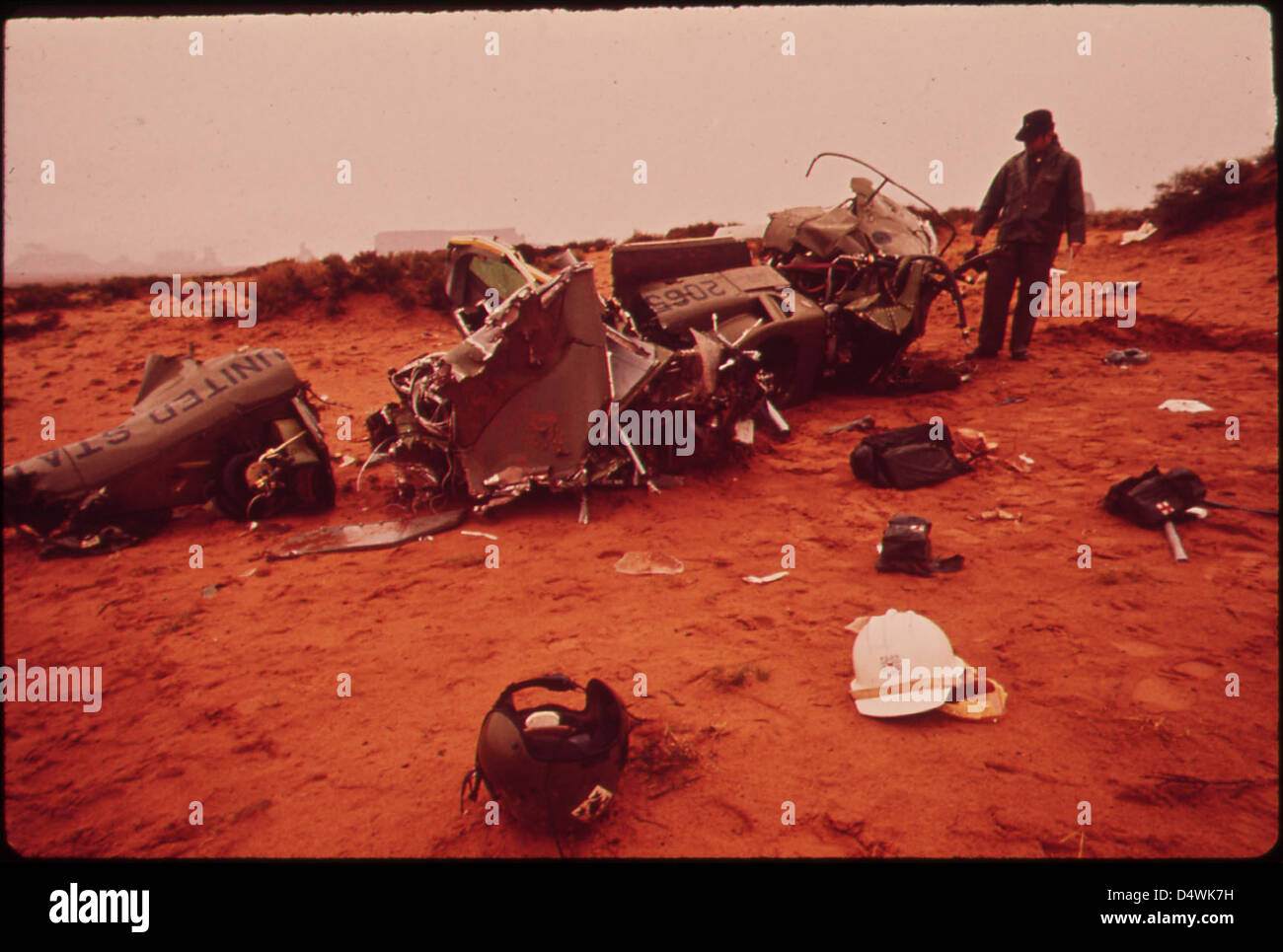 Dieses Foto aus dem Jahr 1972 zeigt das Wrack eines Hubschraubers der Armee, eines Bell OH-58 Kiowa, der an der Beseitigung einer Ölpest auf dem San Juan River beteiligt war. Der Absturz ist Teil der Umweltdokumentation von DOCUMERICA. Stockfoto