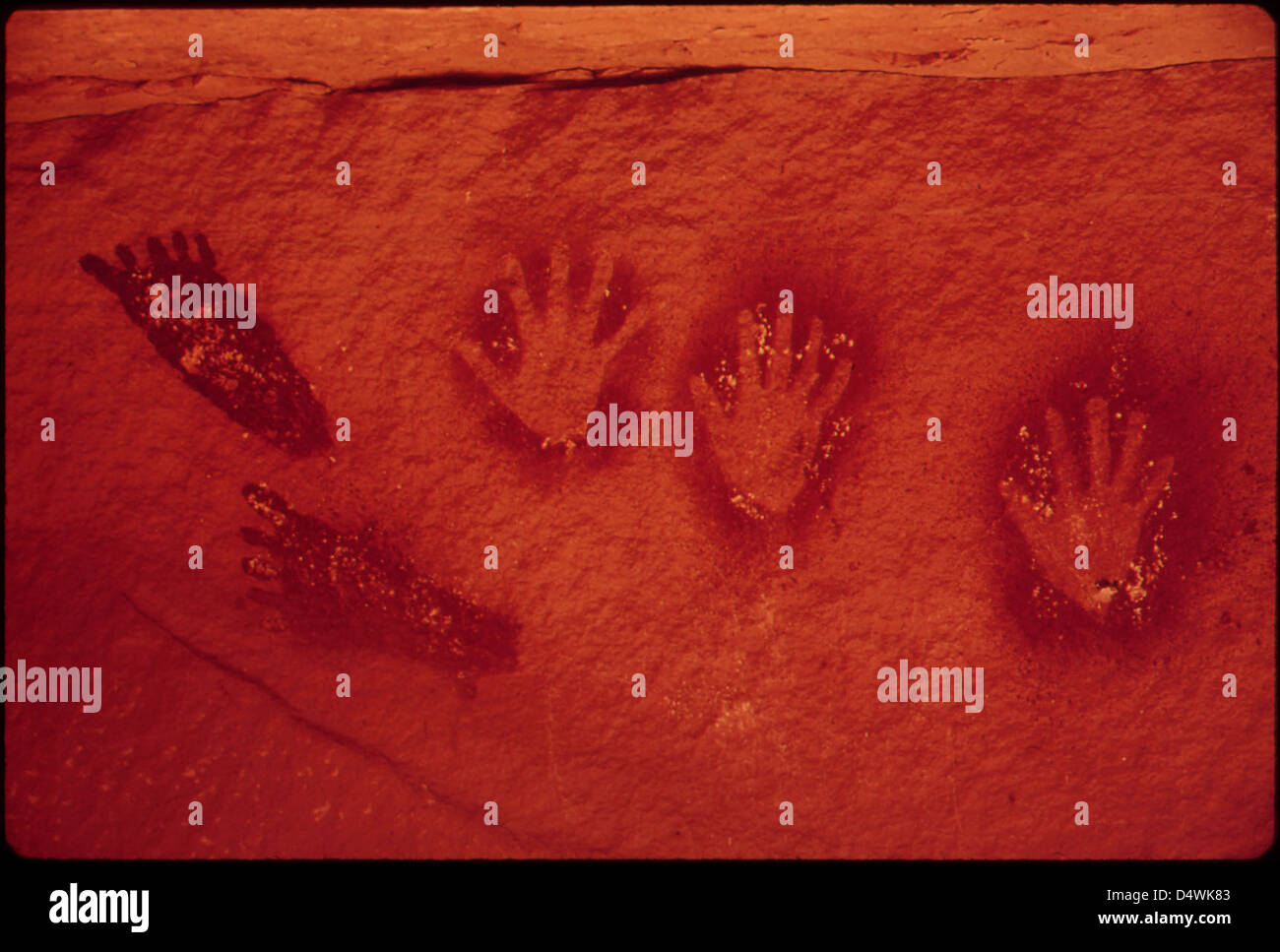 Diese Fotografie aus dem Jahr 1972 zeigt die Pictogramme der Fremont-Kultur aus dem 11. Jahrhundert, die mit Sprühfarbe vandalisiert wurden und die Bedenken hinsichtlich des Schutzes der antiken Kulturstätten deutlich machen. Stockfoto