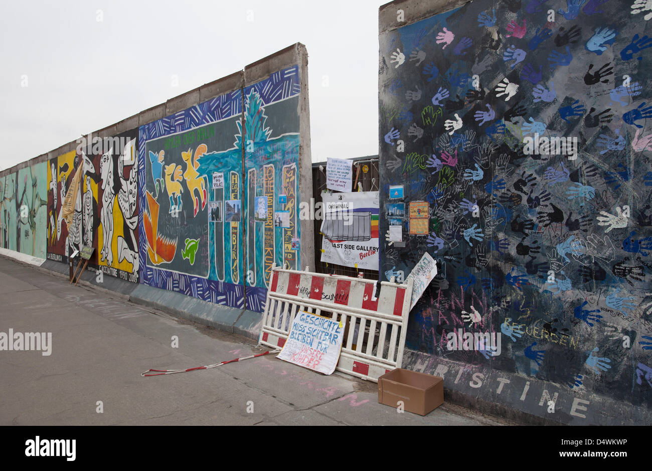 Blick auf einen Teil der East Side Gallery in Berlin, Deutschland, 8. März 2013. Der Plan, Teile der Berliner Mauer an der East Side Gallery entfernen führte zu massiven Protesten. Ein 22-Meter-breiten Teil der denkmalgeschützten Teil der Mauer sollte entfernt werden, um Zugang zum Fluss zu ermöglichen, wo einem hohen Gebäude gebaut wird. Ein Teil der Mauer wurde bereits entfernt - Poster und Banner markieren Sie dem leeren Raum zwischen die Wandarbeiten. Investor und der Stadtrat von Berlin haben angekündigt, dass sie nach alternativen Lösungen zu den meisten Teilen der Wand speichern aussehen werden. Foto: Andreas Franke Stockfoto