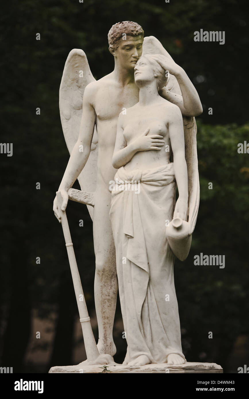Weißer Stein Skulptur Frau und Engel Stockfoto