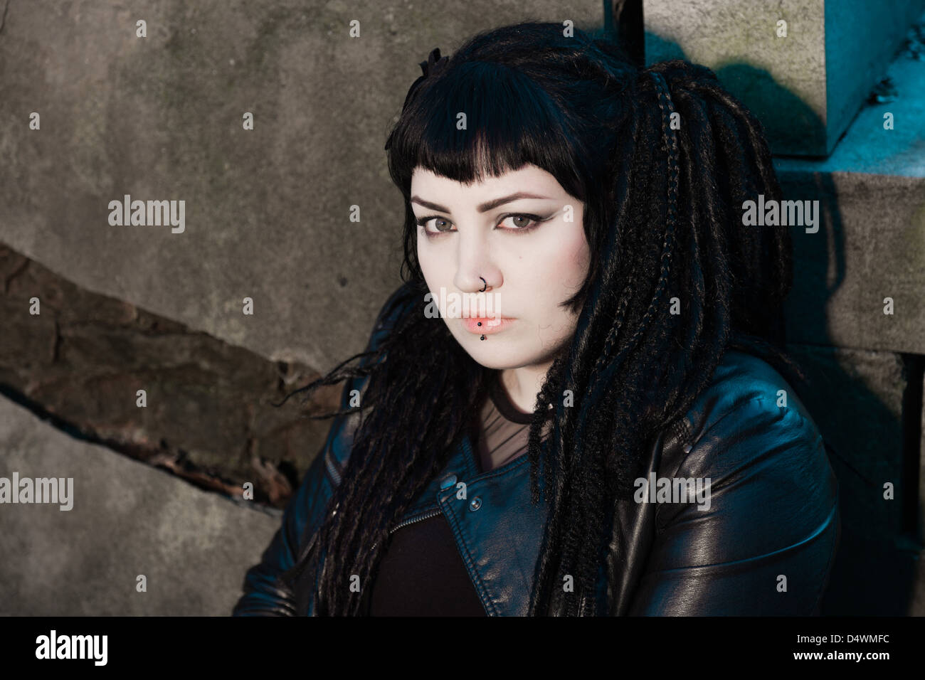 Gothic Girl auf Friedhof. Stockfoto