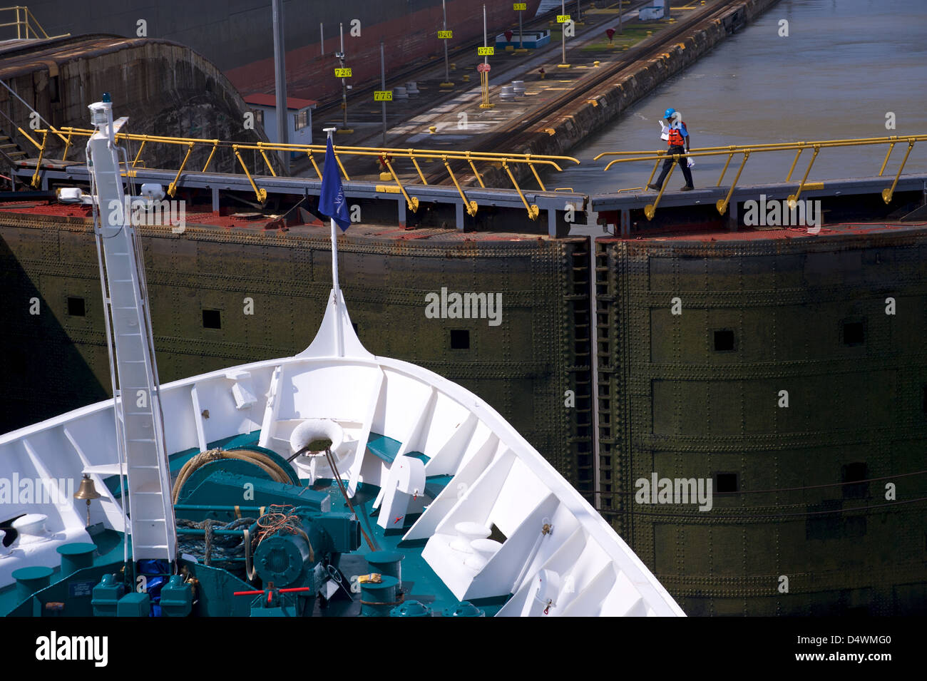 Schiffe im Abschnitt Miraflores Schleuse des Panamakanals Stockfoto