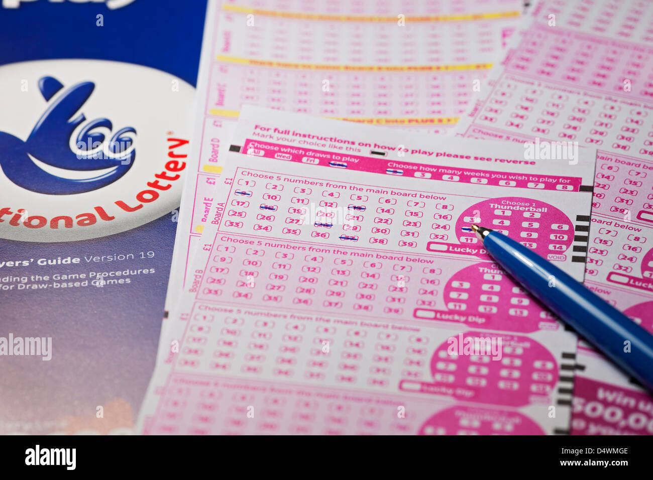 Nahaufnahme von National Lotto Lotto Slips Formulare und Pen England Großbritannien Großbritannien Großbritannien Großbritannien Großbritannien Großbritannien Großbritannien Großbritannien Großbritannien Großbritannien Großbritannien Großbritannien Großbritannien Großbritannien Großbritannien Großbritannien Großbritannien Stockfoto