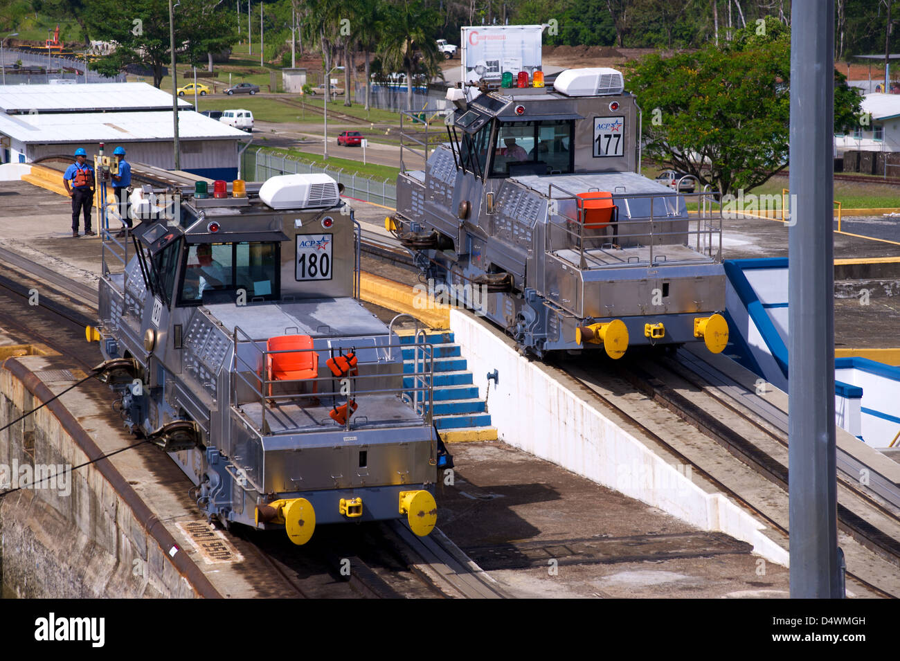 Schiffe im Abschnitt Miraflores Schleuse des Panamakanals Stockfoto